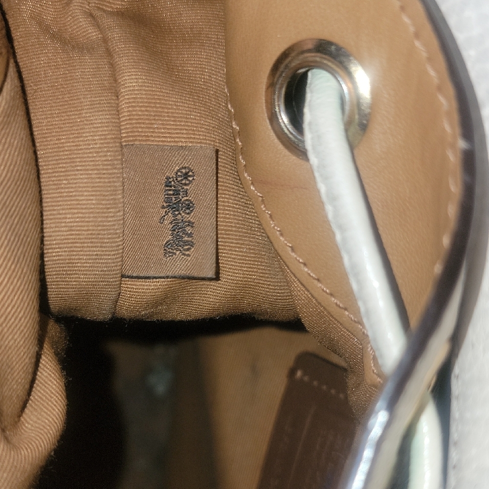 Coach White and Black Shoulder Bag with Modern Design - Picture 6 of 10